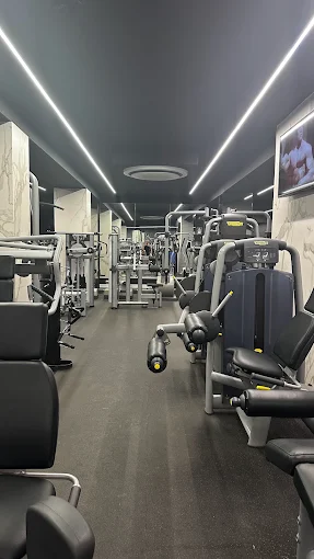 Larga fila de máquinas guiadas de musculación en Cuzco Gym